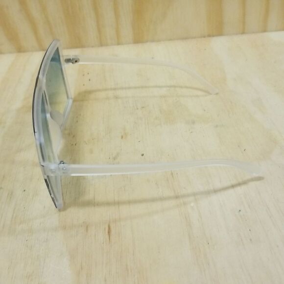 High Fashion Wmns Oversize Sunglasses with frosted frames/ blue tented lenses. - Picture 6 of 7